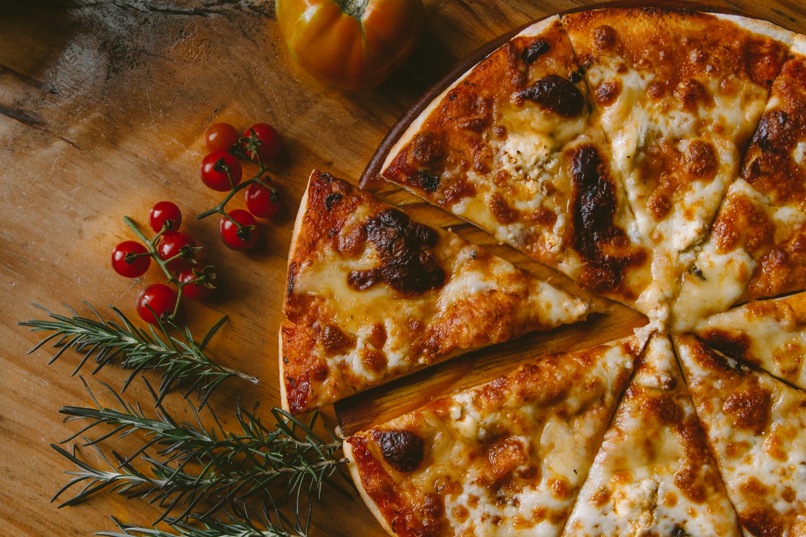 Pizza artesanal Otto Pizzas recém-saída do forno, com recheio farto e crosta dourada
